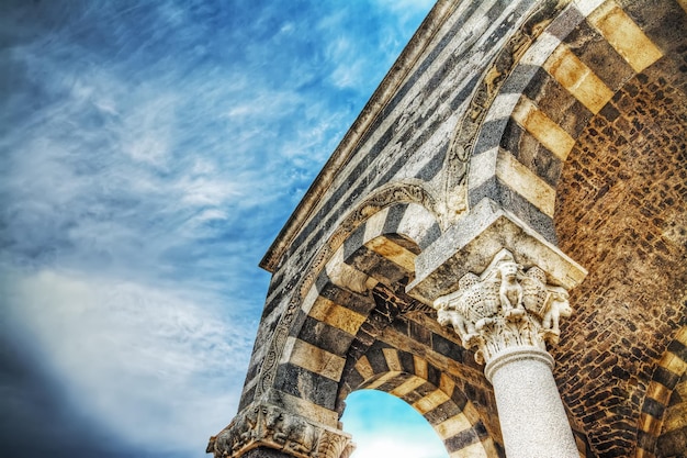 Arcade nell'abbazia di Saccargia Sardegna