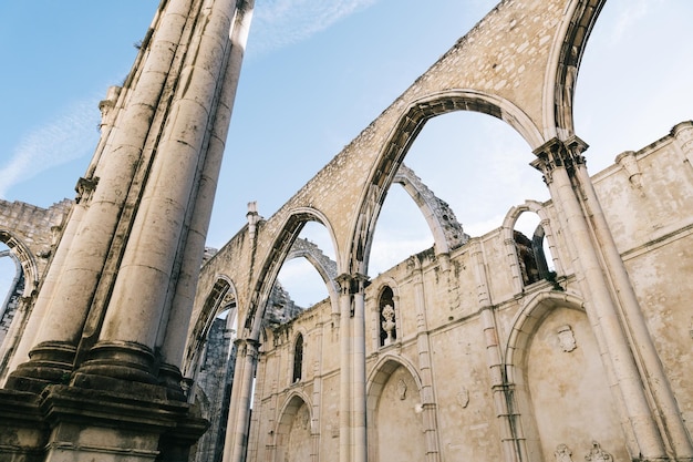 Archi all'interno del Convento di Carmo a Lisbona Portogallo