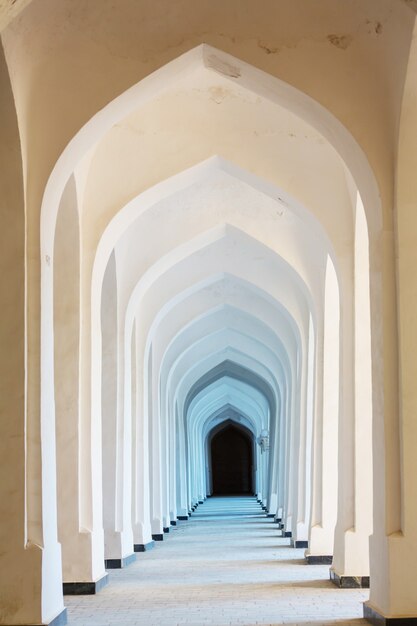 Archi arabi bianchi nella moschea di Kolon. Bukhara. Uzbekistan. Asia centrale.