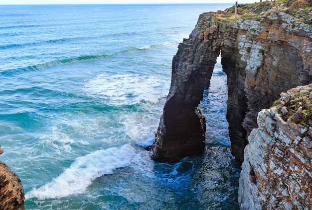 Archi di roccia naturale sulla spiaggia delle cattedrali con la bassa marea (costa cantabrica, Lugo, Galizia, Spagna).