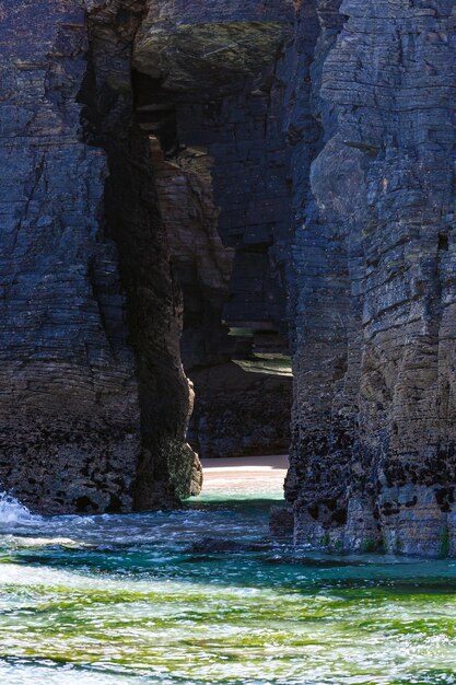 Archi di roccia naturale sulla spiaggia delle cattedrali con la bassa marea (costa cantabrica, Lugo, Galizia, Spagna).