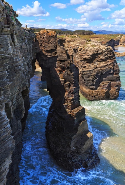 Archi di roccia naturali sulla spiaggia delle cattedrali con la bassa marea (costa cantabrica, Lugo, Galizia, Spagna).