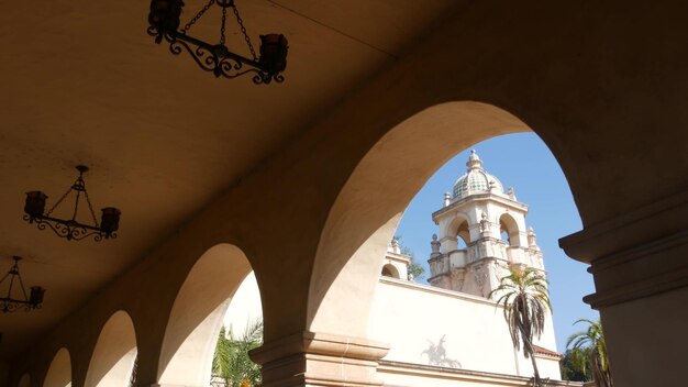 archi e colonne di architettura revival coloniale spagnola parco di san diego balboa