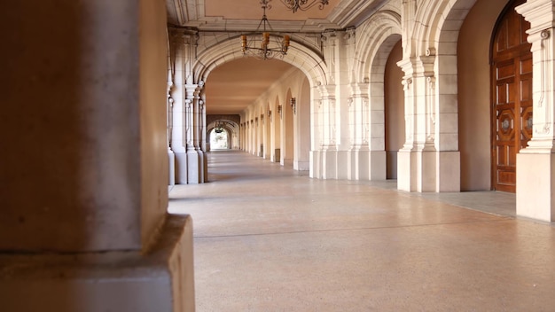 archi e colonne di architettura revival coloniale spagnola parco di san diego balboa