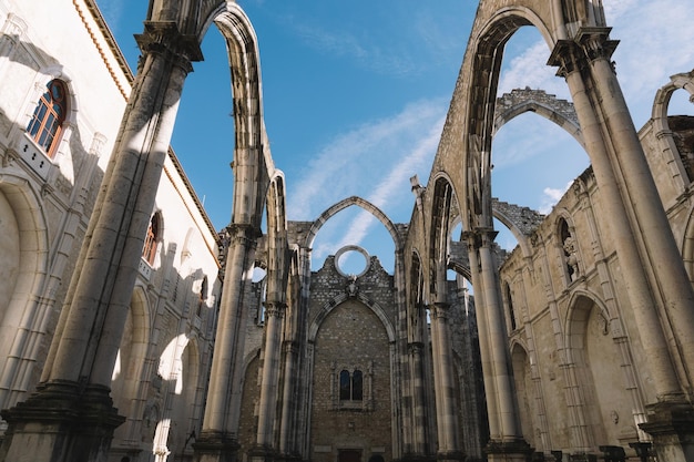 Archi e pilastri all'interno del Convento di Carmo a Lisbona Portogallo
