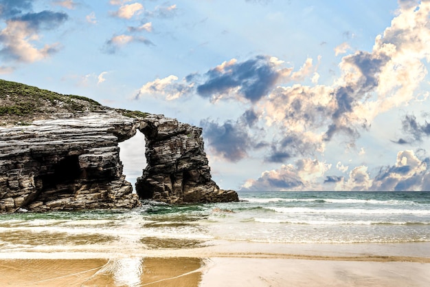 Archi in pietra naturale della spiaggia di Catedrales a Ribadeo, Lugo, Galizia (Playa de Aguas Santas).