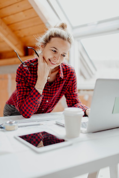 Architetta donna che lavora alla scrivania in ufficio