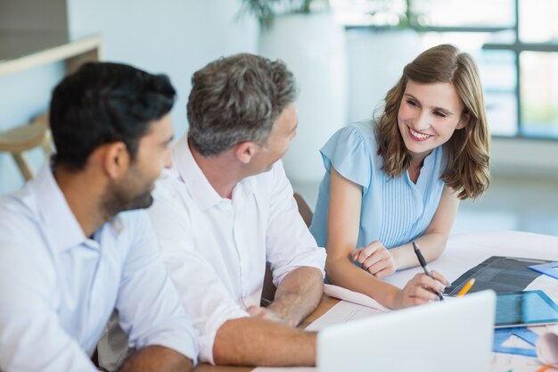 Architetti che discutono tra loro in ufficio