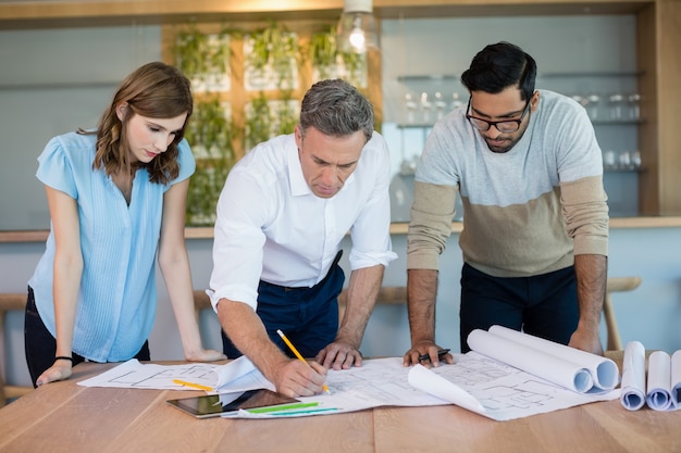 Architetti che lavorano su progetto in sala conferenze