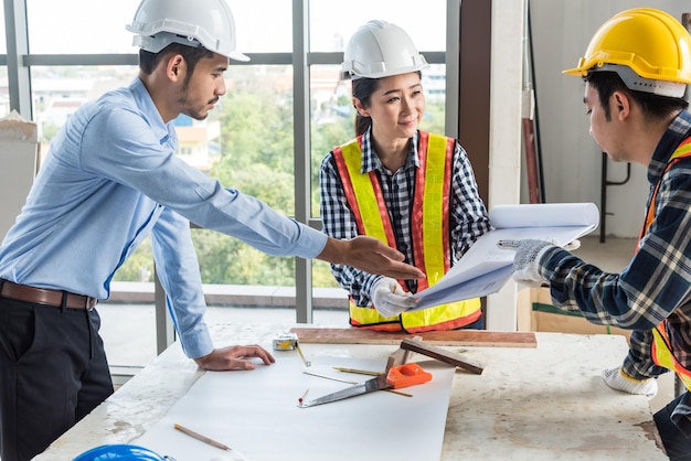 Architetti che preparano progetti sulla scrivania dell'ufficio