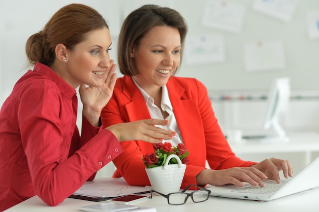 Architetti di donne d'affari che lavorano in un ufficio moderno con il computer portatile