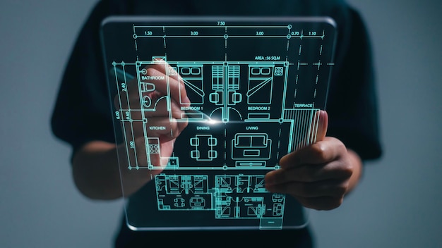 Architetto che mostra il nuovo progetto di casa sullo schermo dell'interfaccia virtuale futuristica