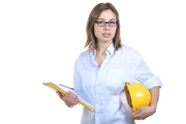 Architetto grazioso della donna con un casco giallo