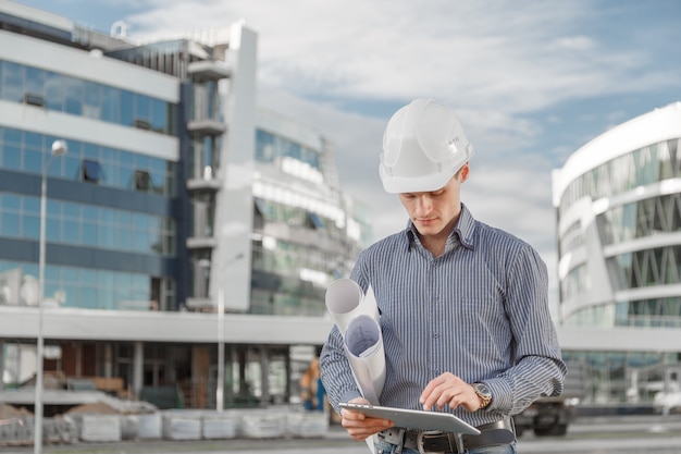 architetto o ingegnere capo utilizza la tavoletta digitale in cantiere