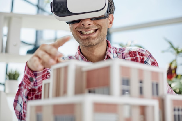 Architetto o ingegnere progettista di tecnologia di progettazione futuristica di realtà virtuale in cuffia vr per bim tech