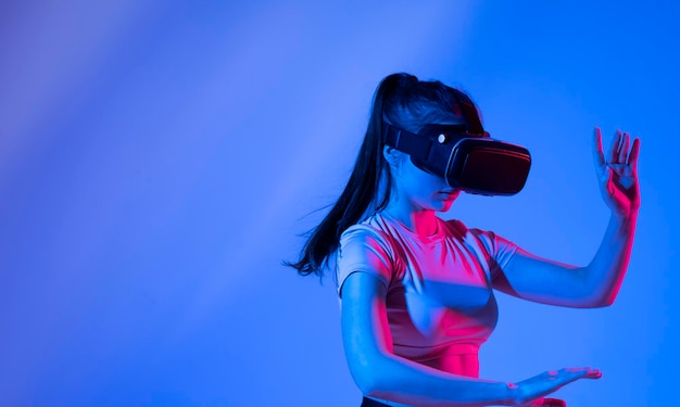 Architetto professionista che utilizza occhiali VR sul posto di lavoro e che lavora con una nuova persona di progetto di architettura