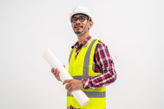 Architetto sorridente in possesso di un progetto guarda al futuro con casco di sicurezza sulla testa su sfondo bianco Concetto di costruzione