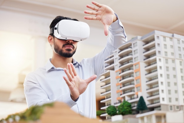 Architetto uomo e modello di architettura VR costruzione e costruzione con tecnologia futura e UX Occhiali per realtà virtuale progettazione e ingegneria metaverso e simulazione dello sviluppo immobiliare