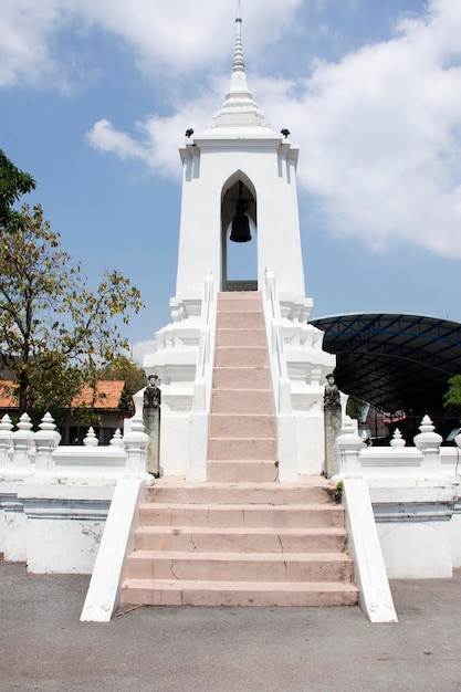 Architettura antica antico chedi stupa campanile a Wat Pho Bang O tempio per thai viaggiatori stranieri viaggio visita rispetto pregando benedizione santo culto a Bang Kruai a Nonthaburi Thailandia