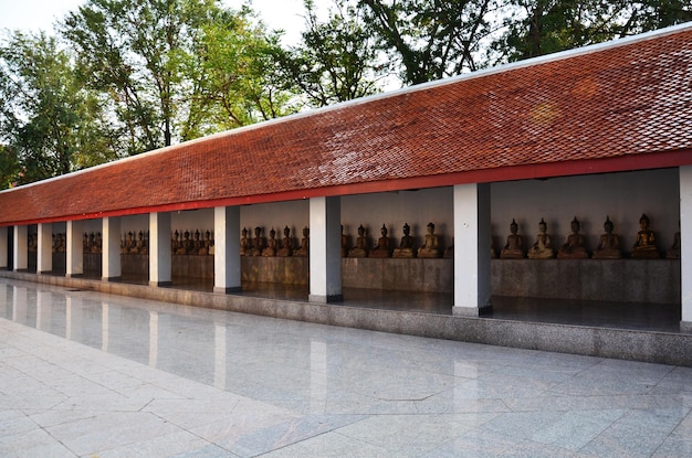 Architettura antica edificio antico ubosot per thai e viaggiatori stranieri viaggio visita e rispetto pregando buddha benedizione santo culto del tempio buddista Wat Si Khom Kham a Phayao Thailandia