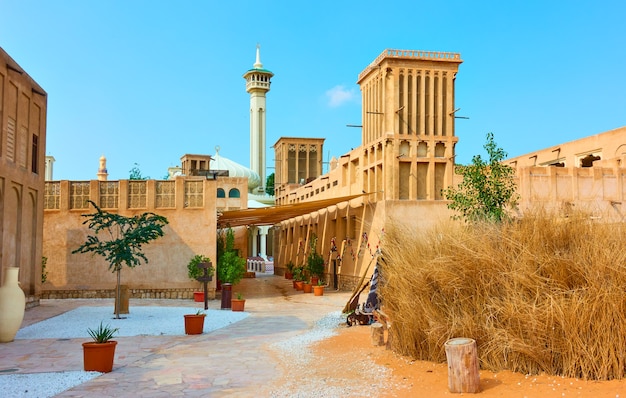 Architettura araba nel quartiere storico di Al Fahidi nella vecchia Dubai, Emirati Arabi Uniti (EAU)