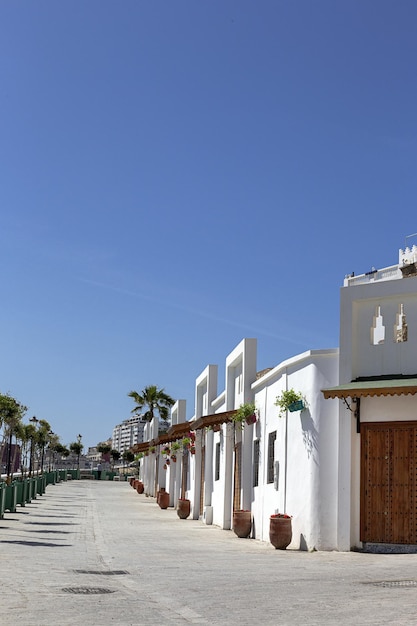 Architettura araba nella vecchia medina Strade porte finestre dettagli Tangeri Marocco