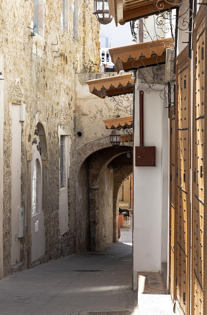 Architettura araba nella vecchia medina Strade porte finestre dettagli Tangeri Marocco