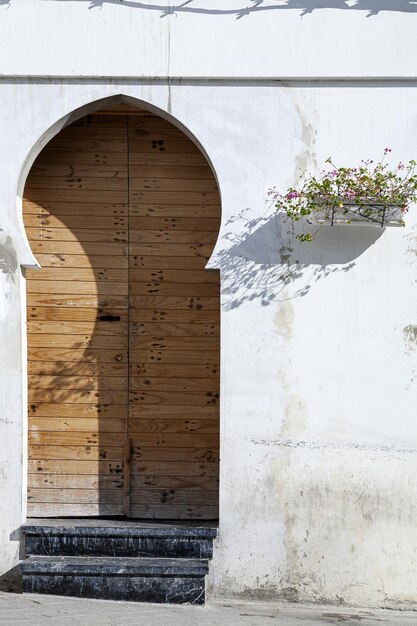 Architettura araba nella vecchia medina. Strade, porte, finestre, dettagli. Tangeri, Marocco