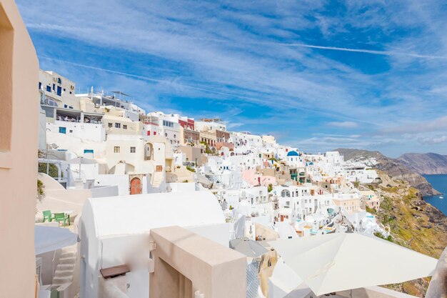 Architettura bianca d'epoca sull'isola di Santorini, Grecia. Viaggio romantico paesaggio vista mare. Oia