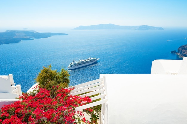 Architettura bianca e mare blu sull'isola di Santorini, Grecia. Vacanze estive, concetto di destinazioni di viaggio