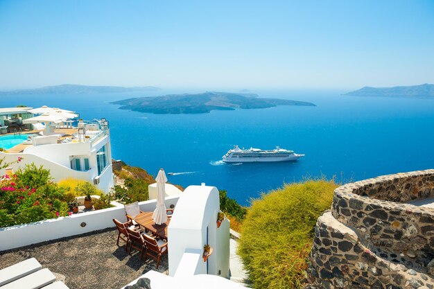 Architettura bianca e mare blu sull'isola di Santorini, Grecia. Vacanze estive, concetto di destinazioni di viaggio