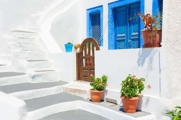 Architettura bianca greca tradizionale con porte e finestre blu. Isola di Santorini, Grecia.