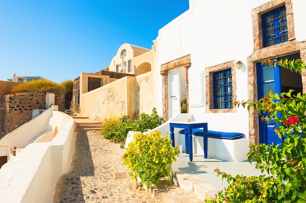 Architettura bianca greca tradizionale con porte e finestre blu. Isola di Santorini, Grecia.