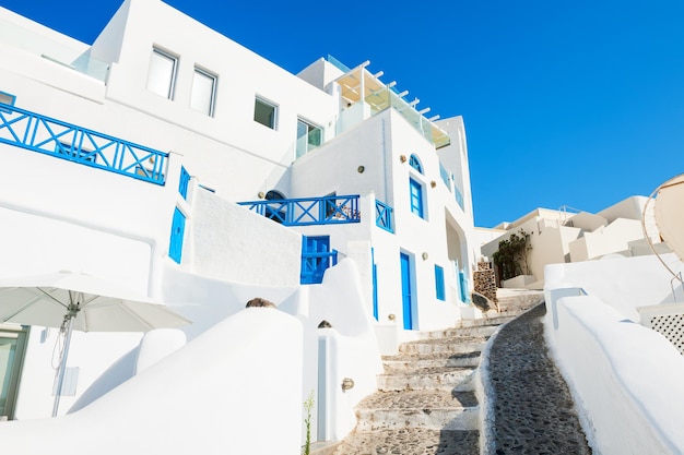 Architettura bianca greca tradizionale con porte e finestre blu. Isola di Santorini, Grecia.