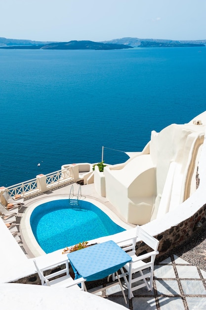 Architettura bianca nell'isola di Santorini Grecia Piscina con vista mare