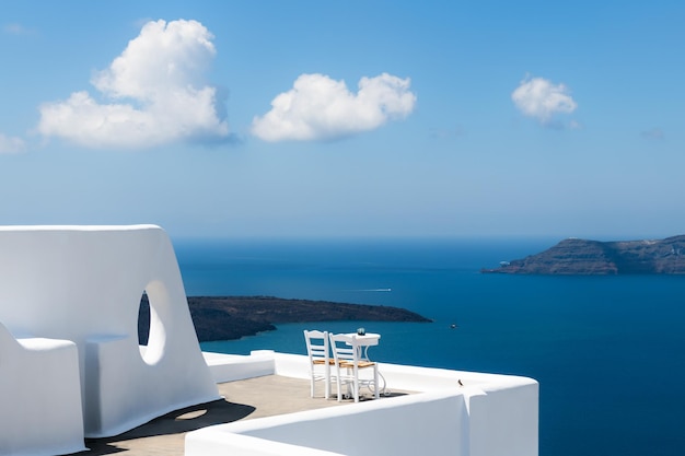 Architettura bianca nell'isola di Santorini in Grecia Due sedie sulla terrazza con vista sul mare