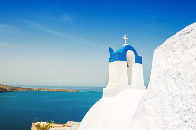 Architettura bianca sull'isola di Santorini, Grecia. Bellissimo paesaggio con vista mare.