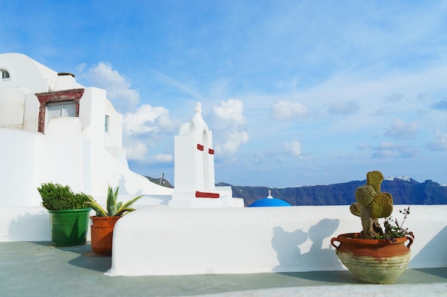 Architettura bianca sull'isola di Santorini Grecia Bellissimo paesaggio con vista sul mare caldera e cielo nuvoloso