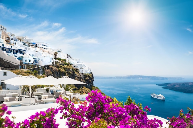 Architettura bianca sull'isola di Santorini, Grecia. Bellissimo paesaggio con vista sul mare