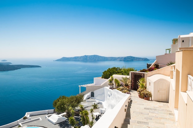 Architettura bianca sull'isola di Santorini, Grecia. Bellissimo paesaggio con vista sul mare