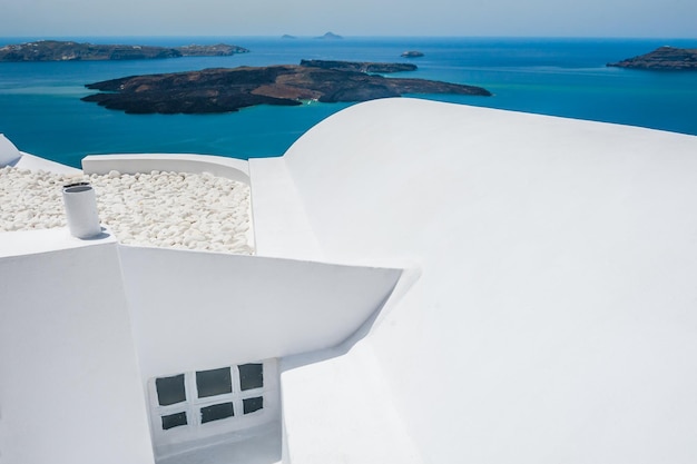 Architettura bianca sull'isola di Santorini, Grecia. Bellissimo paesaggio con vista sul mare