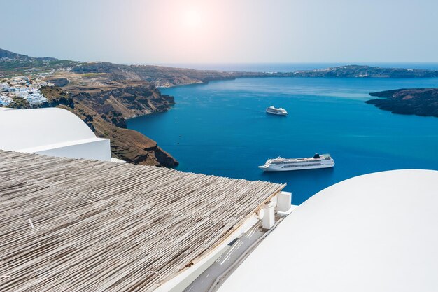 Architettura bianca sull'isola di Santorini, Grecia. Bellissimo paesaggio con vista sul mare