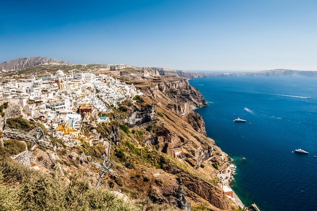 Architettura bianca sull'isola di Santorini, Grecia. Bellissimo paesaggio con vista sul mare