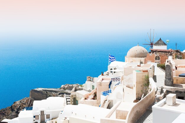 Architettura bianca sull'isola di Santorini, Grecia. Bellissimo paesaggio estivo, vista mare.