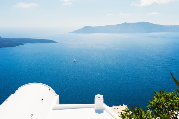 Architettura bianca sull'isola di Santorini, Grecia. Bellissimo paesaggio estivo, vista mare.