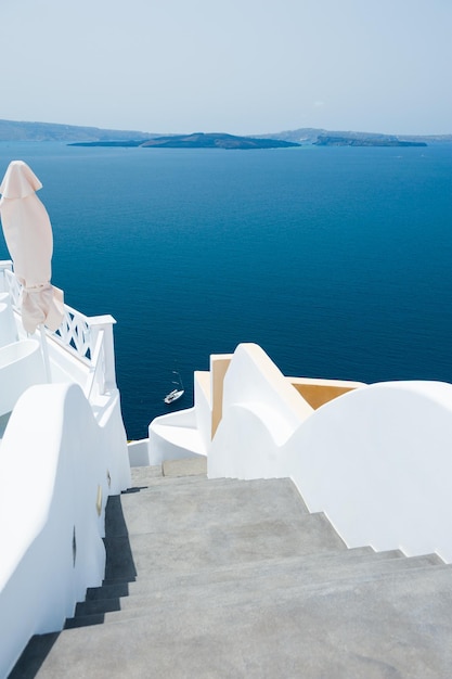 Architettura bianca sull'isola di Santorini, Grecia. Bellissimo paesaggio estivo, vista mare.