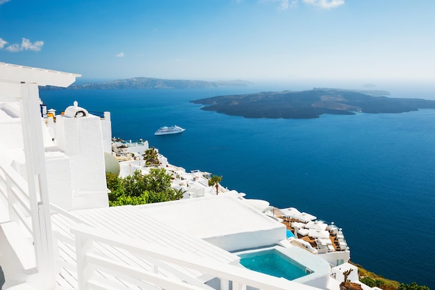 Architettura bianca sull'isola di Santorini, Grecia. Bellissimo paesaggio estivo, vista mare