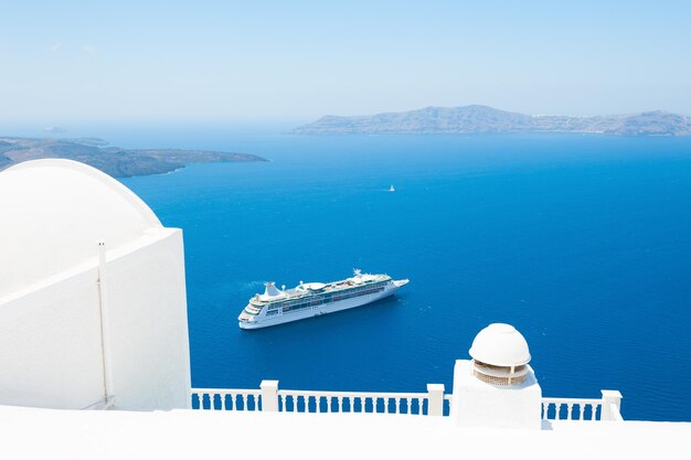 Architettura bianca sull'isola di Santorini, Grecia. Bellissimo paesaggio, vista mare.