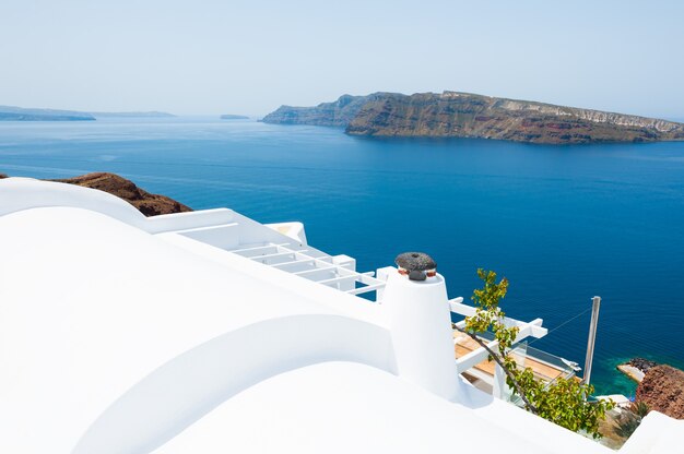 Architettura bianca sull'isola di Santorini, Grecia. Bellissimo paesaggio, vista mare.