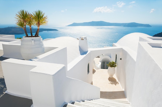 Architettura bianca sull'isola di Santorini, Grecia. Bellissimo paesaggio, vista mare.